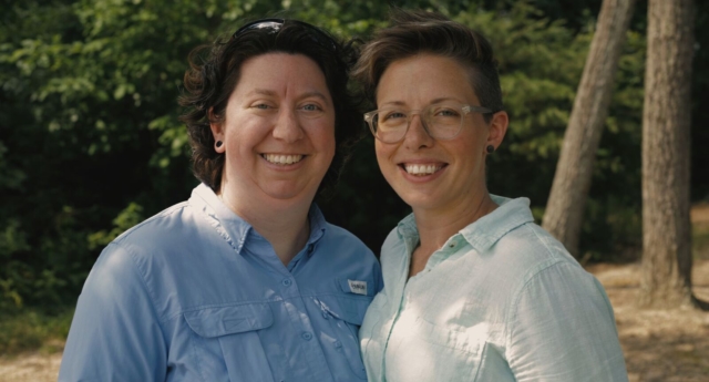 Pareja de lesbianas demandan después de que una agencia de adopción religiosa los rechaza