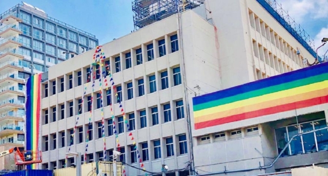 Prohibidas las banderas del arco iris, las embajadas de EE.UU. las cuelgan en su lugar.