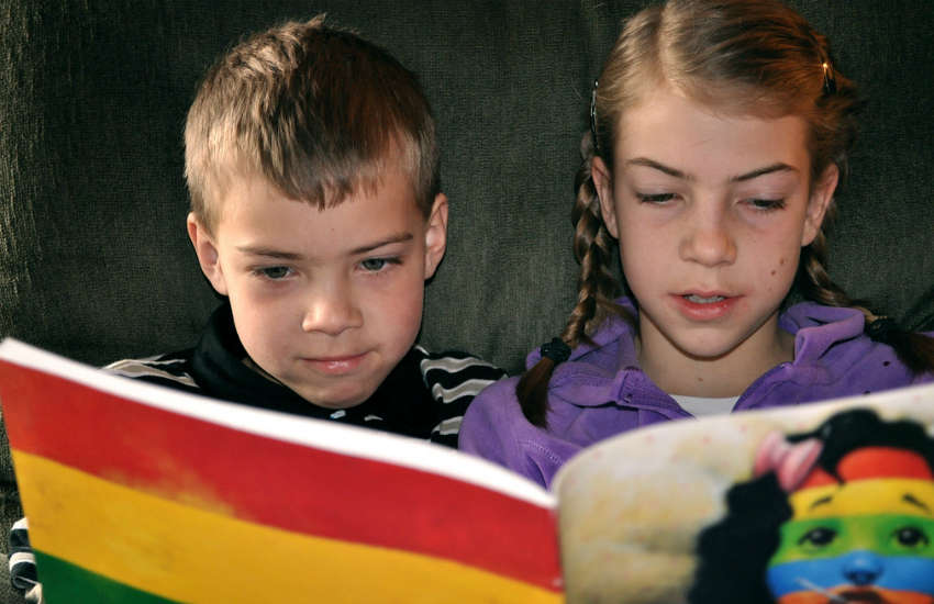 Amazon apoyará la inclusión de LGBTI en las escuelas con un Roadshow de lectura