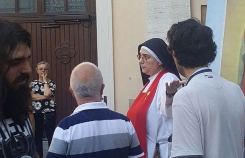 Monja retira a los manifestantes anti-LGBTI del patio de la iglesia durante el Orgullo de Brianza 1