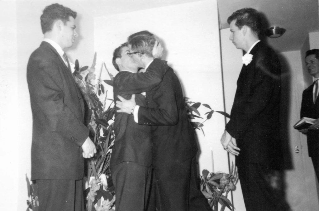 ¿Reconoces a los novios gays de estas fotos perdidas de una boda de 1957? 1