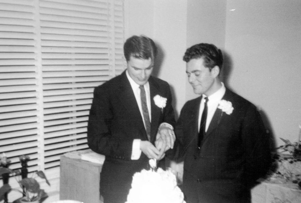 ¿Reconoces a los novios gays de estas fotos perdidas de una boda de 1957? 2