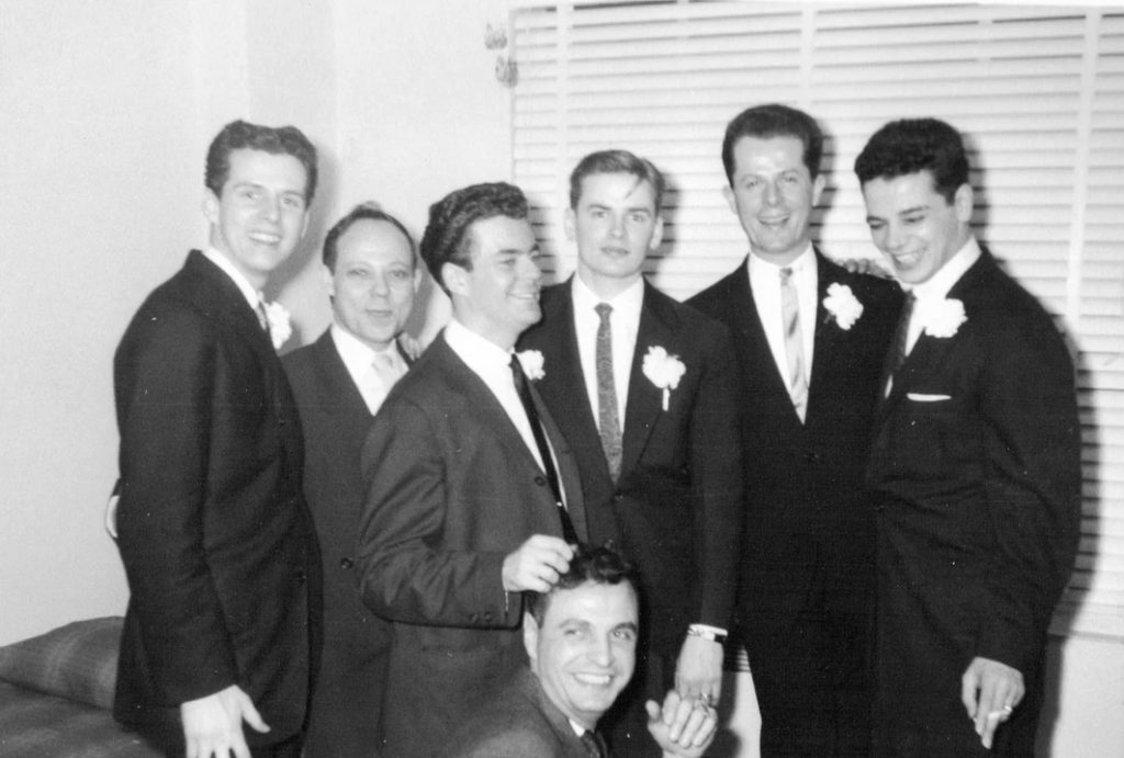 ¿Reconoces a los novios gays de estas fotos perdidas de una boda de 1957? 3