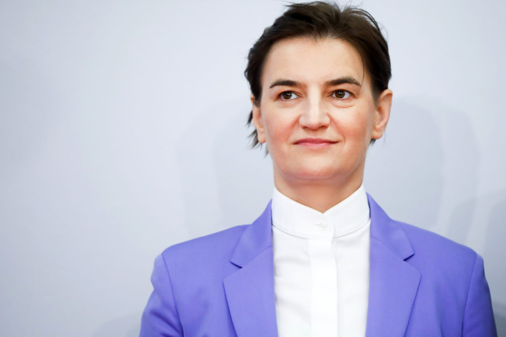 A pesar de ser lesbiana La Primera Ministra de Serbia prohíbe la FIV a las personas con 
