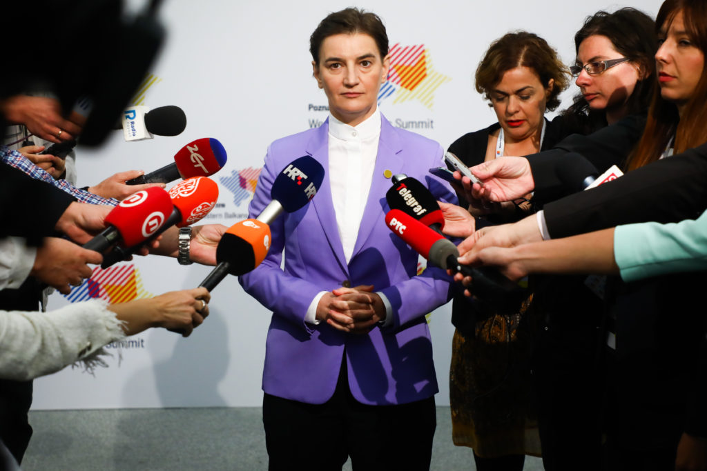A pesar de ser lesbiana La Primera Ministra de Serbia prohíbe la FIV a las personas con "historia de relaciones homosexuales".