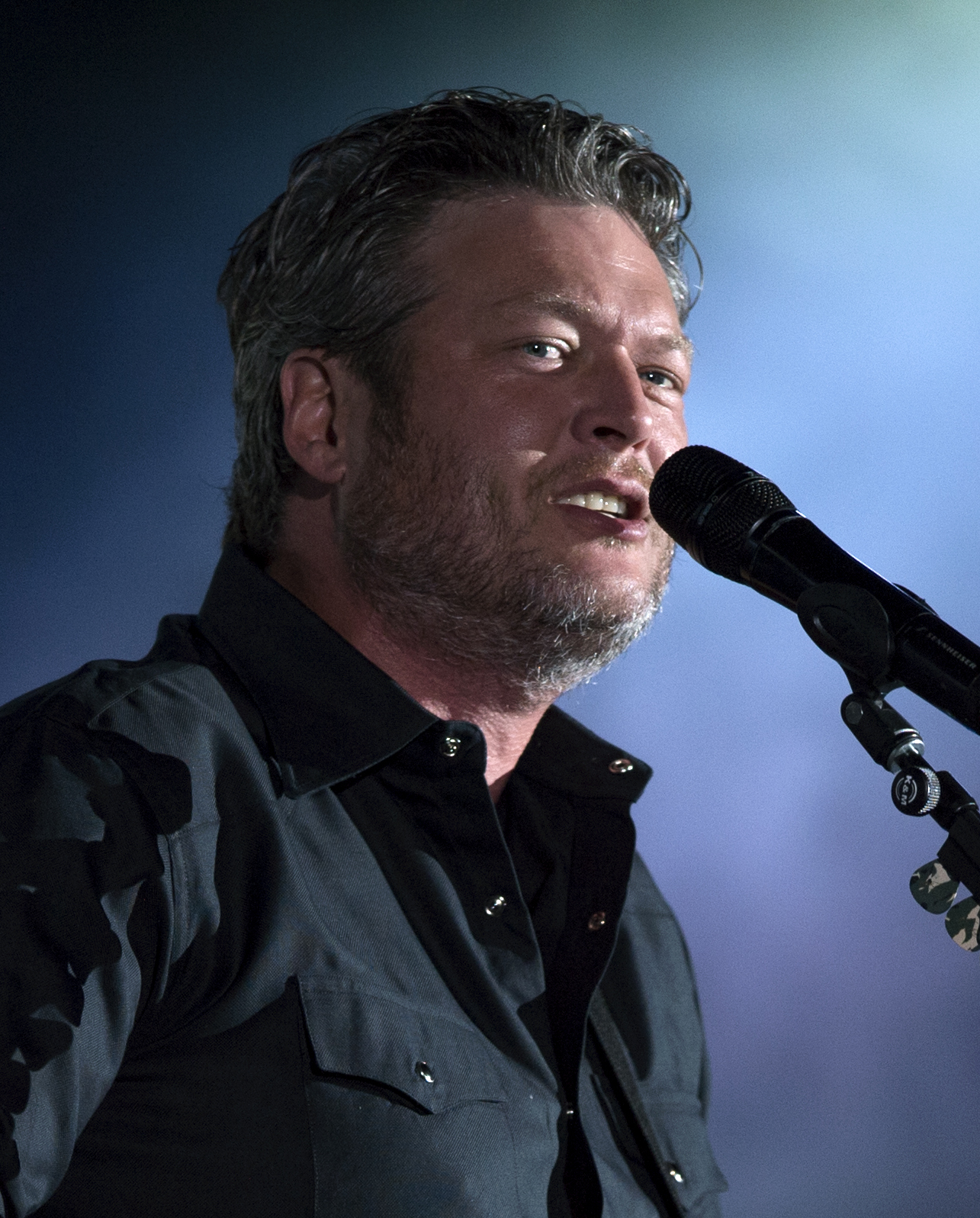 Blake Shelton niega haber insultado a Lil Nas X en su nuevo single 'Hell Right'. 1