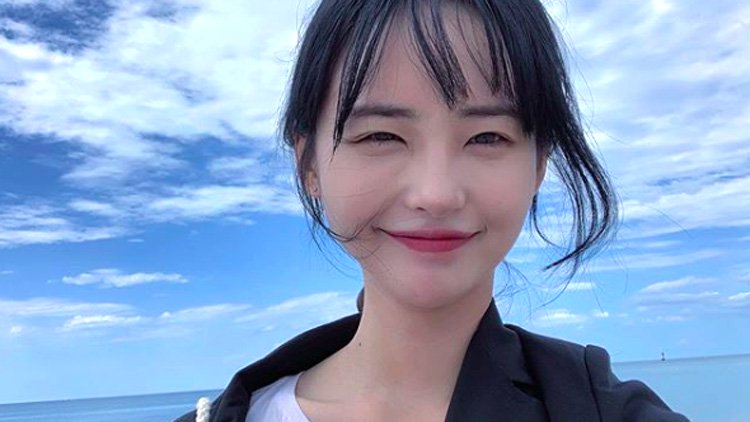 Cantante de K-Pop sale como bisexual, comparte fotos adorables de GF