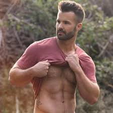 Simon Dunn ataca un meme homofóbico con su cara