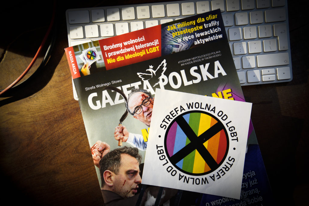 El tribunal de Polonia ordena el cese de las calcomanías de 'zona libre de LGBT'.