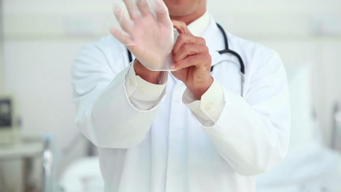 Ex estudiante de UCLA dice que él también fue forzado a someterse a exámenes rectales no deseados por un médico del campus de la USC. 1