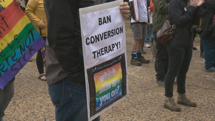 Funcionarios canadienses piden la prohibición federal de la terapia de conversión