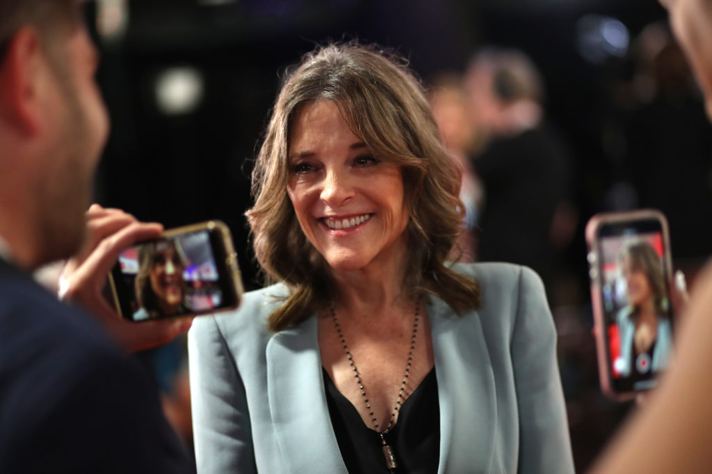 La candidata presidencial Marianne Williamson dijo a los pacientes de SIDA que la enfermedad es 