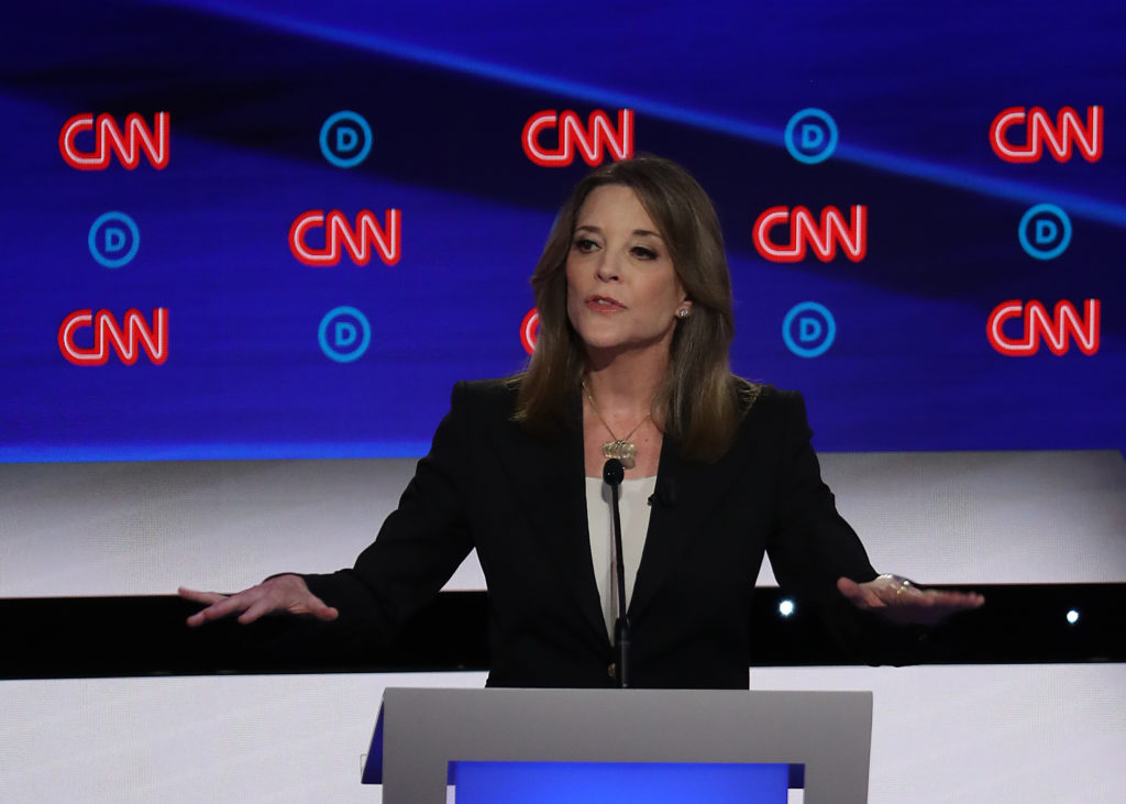 La candidata presidencial Marianne Williamson dijo a los pacientes de SIDA que la enfermedad es "una ilusión".