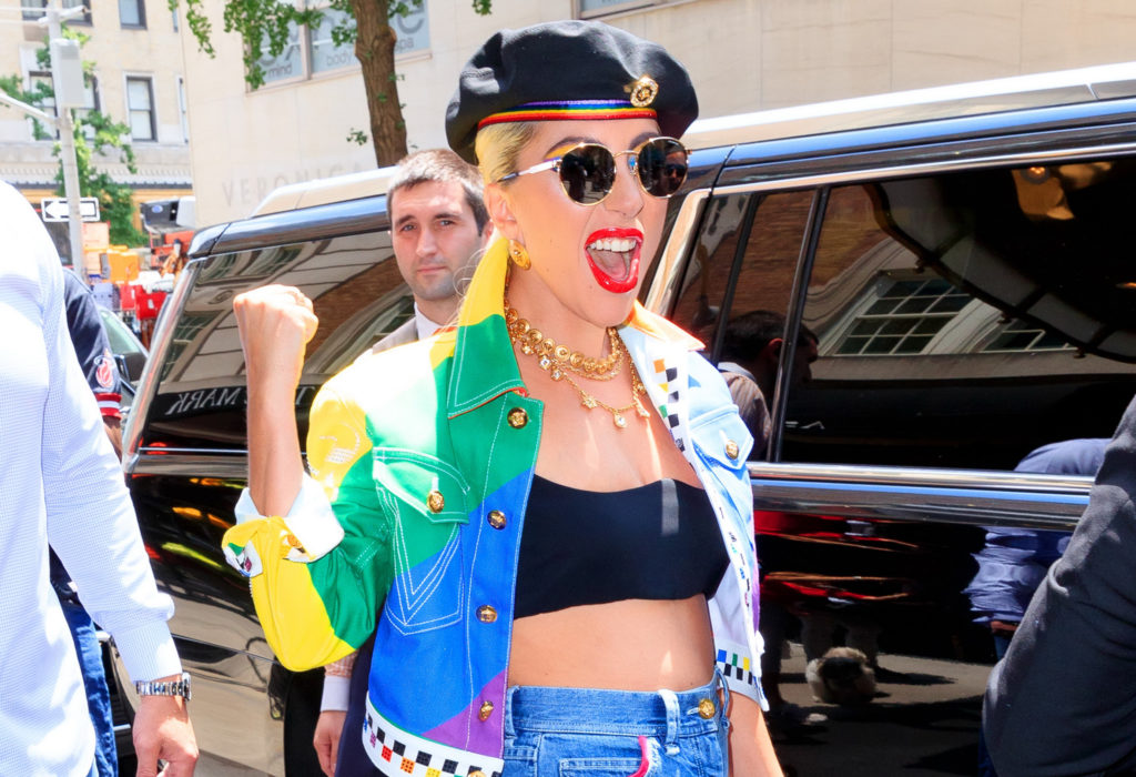 Lady Gaga tuiteo una sola carta y convirtió a los fans en un frenesí.