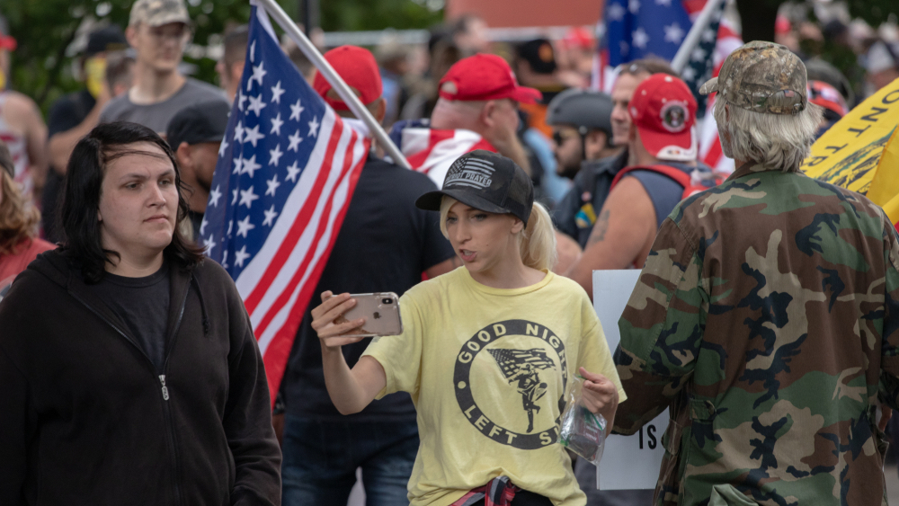 Los Proud Boys arrojan basura odiosa a los niños que asisten a un espectáculo de dragsters para todas las edades. 1