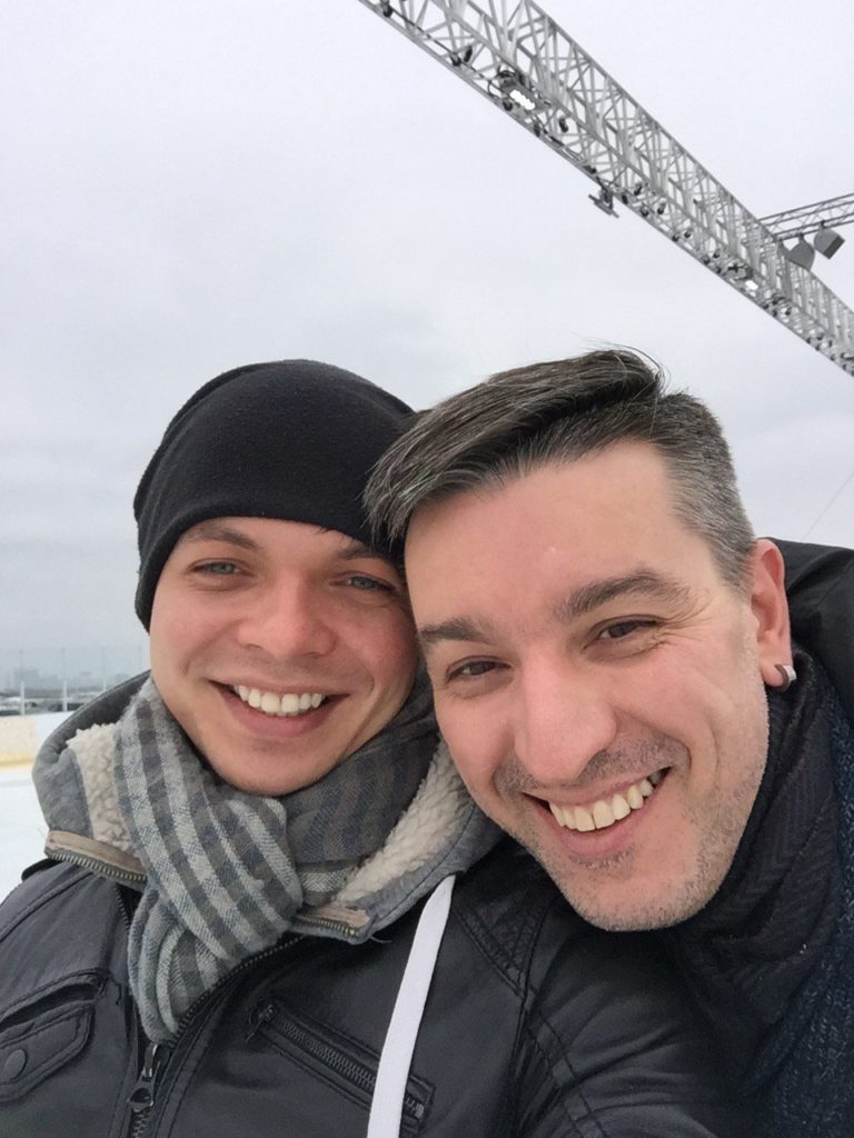 Pareja gay huye de Rusia después de que las autoridades amenazan con llevarse a sus hijos adoptivos