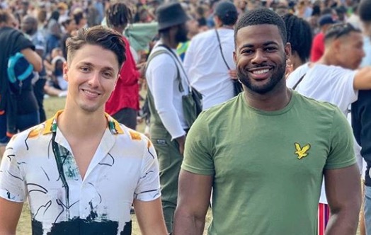 Periodista comparte los mensajes homofóbicos que recibió después de publicar fotos de él y su novio.