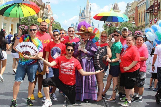 Twitter gay arrastra a una madre a exigir a Disney World que expulse a todos los adultos sin hijos