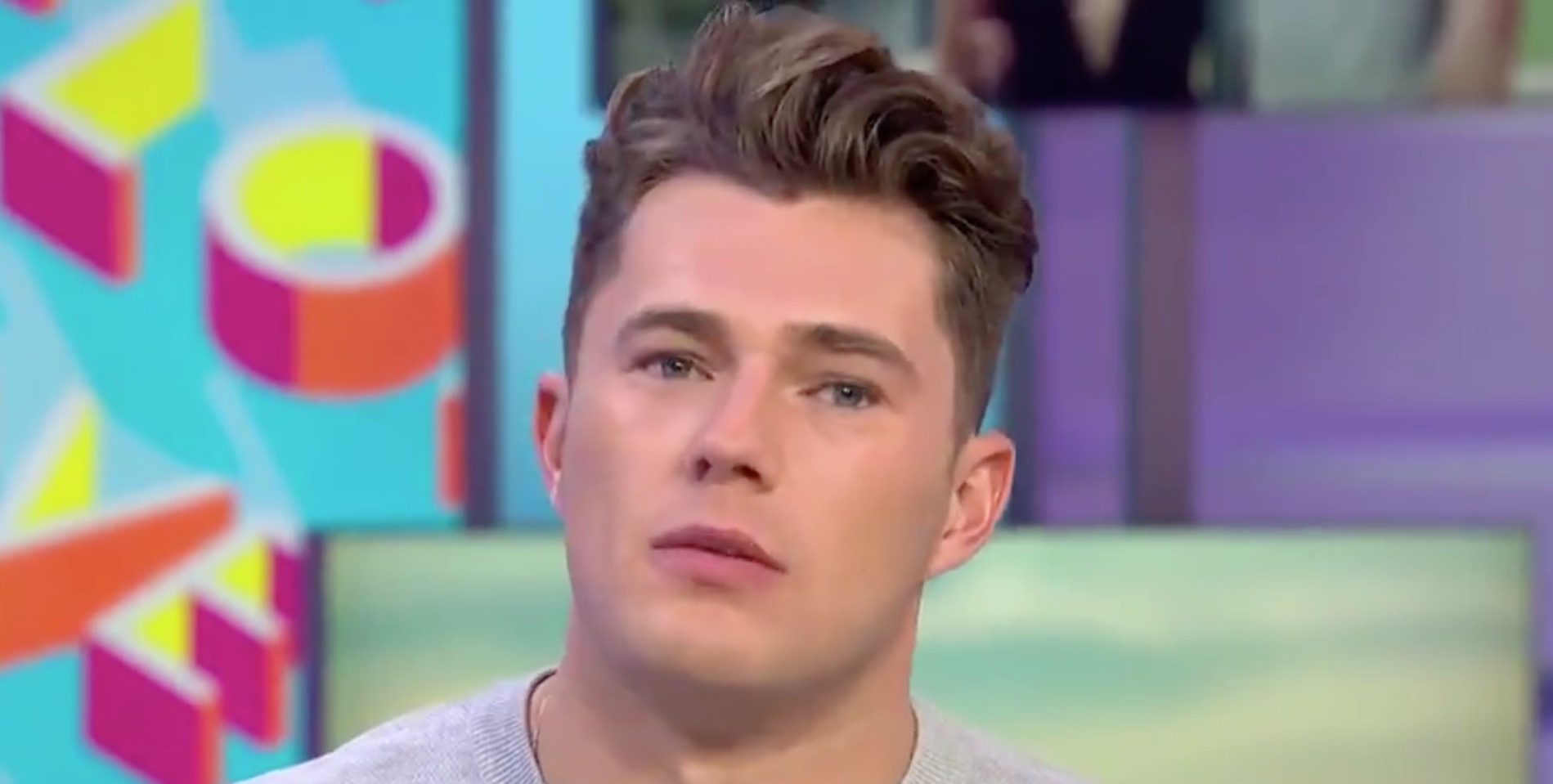 VIGILANCIA: Los anfitriones de la mañana tratan de sacar a su invitado en la televisión en vivo en una entrevista "cringing".