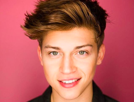 Boy bander dice que fue violado por el gerente "docenas de veces"