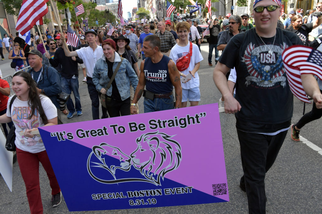 El desfile del Orgullo Heterosexual de Boston es superado en número por los contramanifestantes