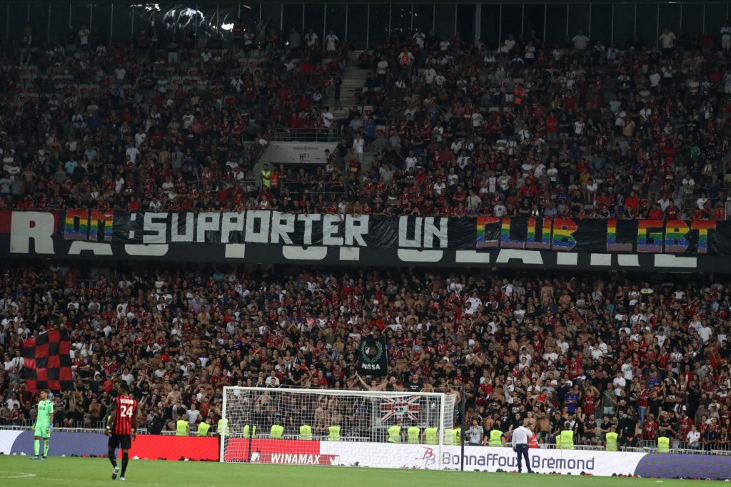 El jefe del fútbol francés dice a los árbitros que ignoren los cánticos homofóbicos porque están deteniendo