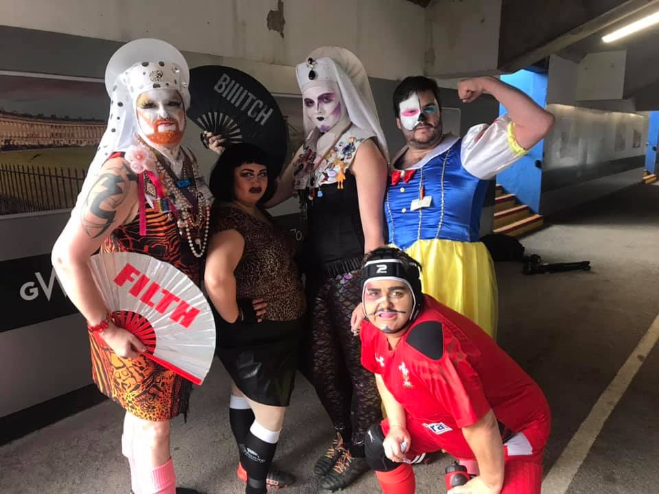 Equipo de rugby de drag queens compite en un partido benéfico