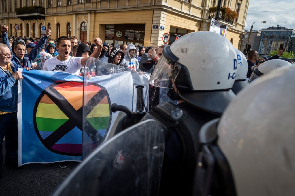 Manifestantes de extrema derecha en el Orgullo Gay polaco