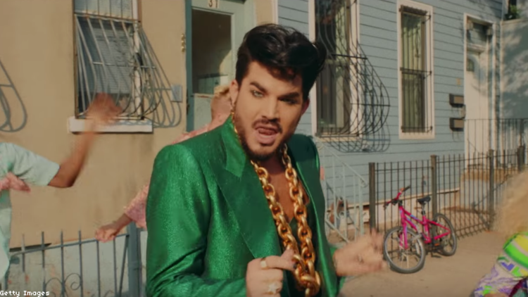 Ser gay es la 'superpotencia' de Adam Lambert en New Music Video