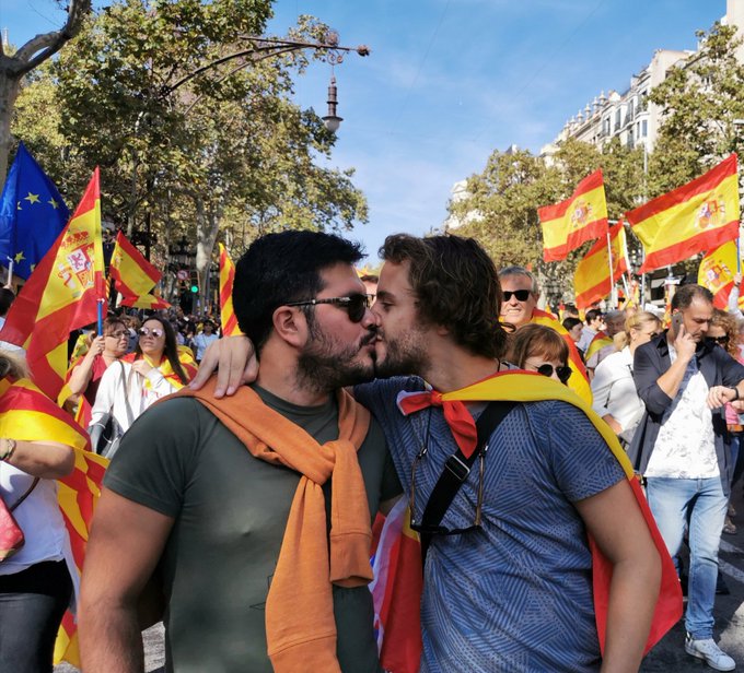 Beso gay durante la manifestación en Barcelona