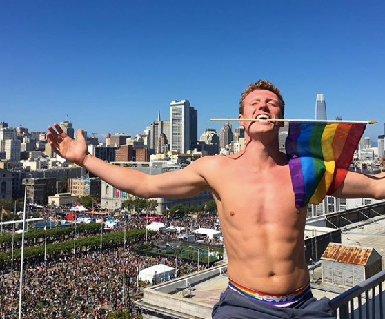 Nadador gay expulsado de universidad