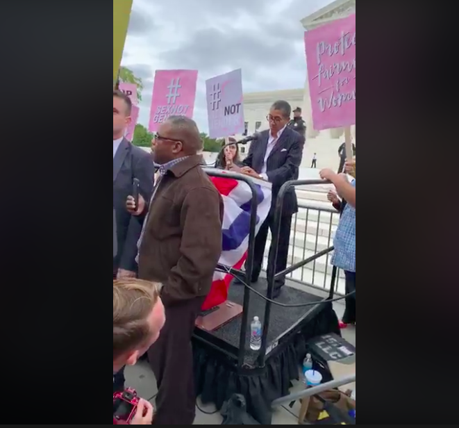 La activista Linda Bellos fue a la Corte Suprema para apoyar la administración de Trump