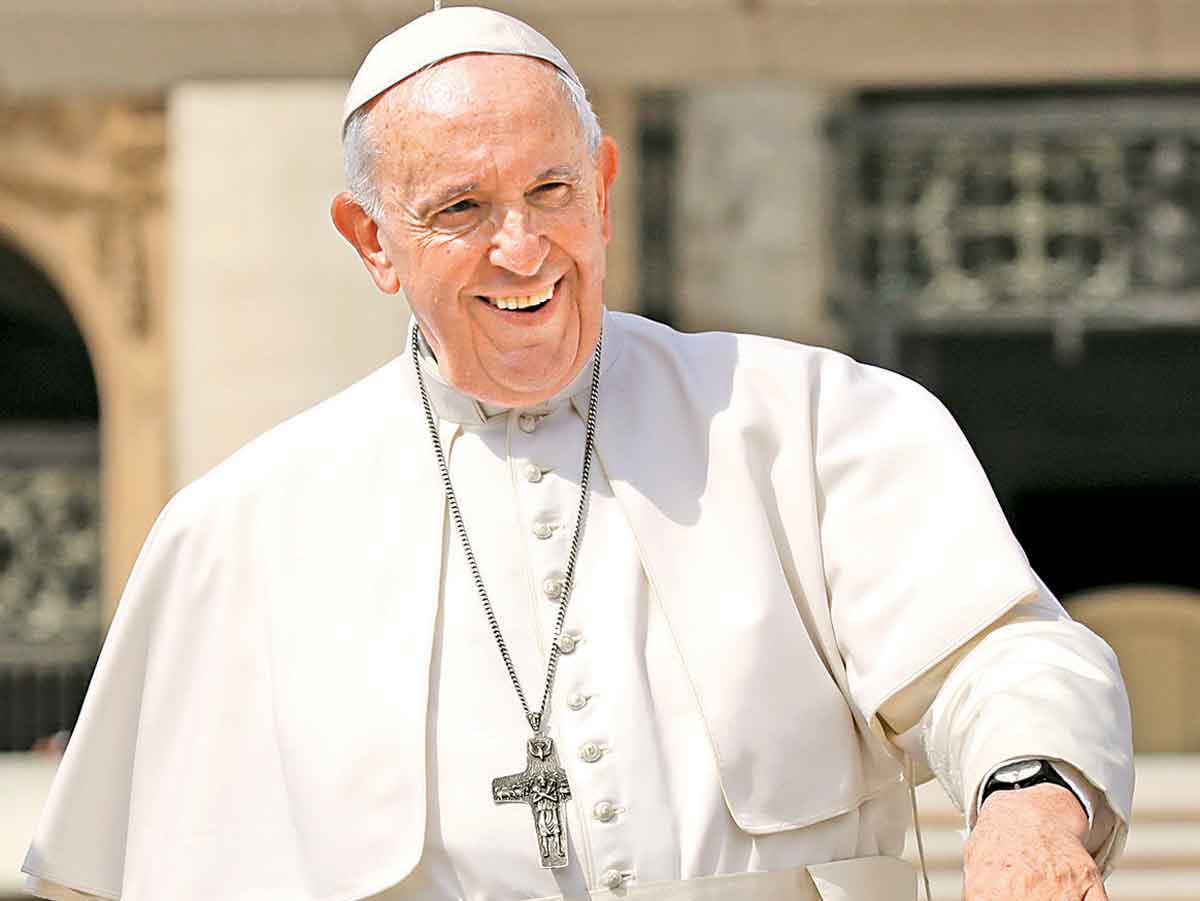 El papa se reúne con cura defensor del colectivo LGTB