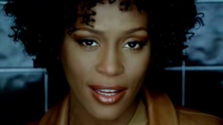 Amiga de  Whitney Houston confirma la relación entre ambas