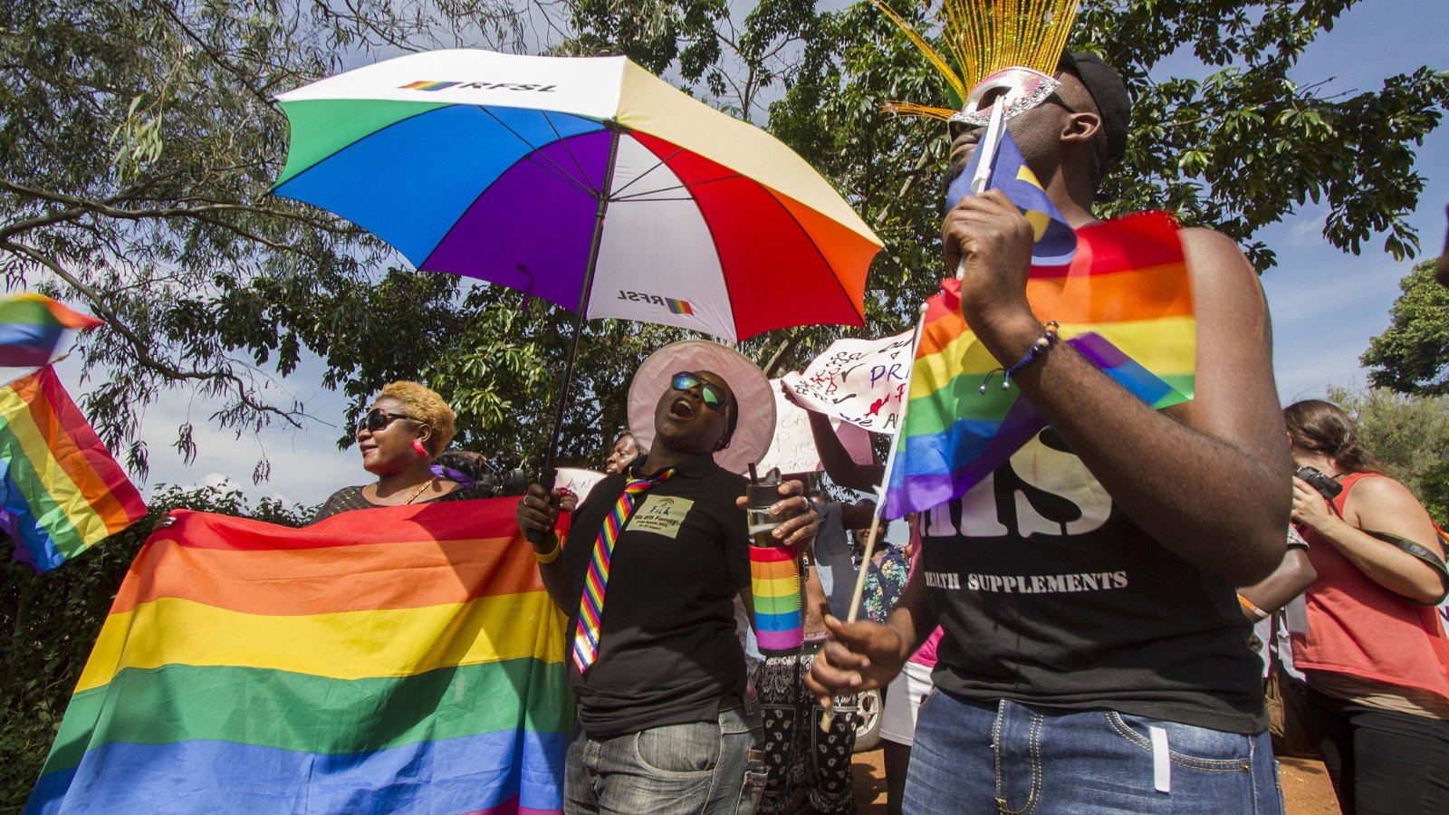 Uganda acusa a 75 personas de la redada del bar LGTB