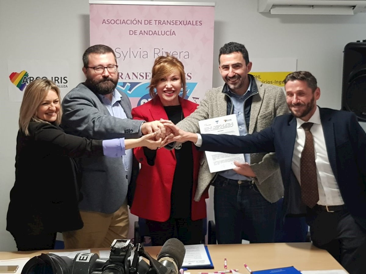 Una asociación trans firma un convenio con una empresa