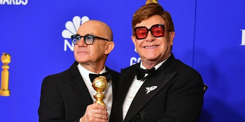 Elton John dona un millón de dólares