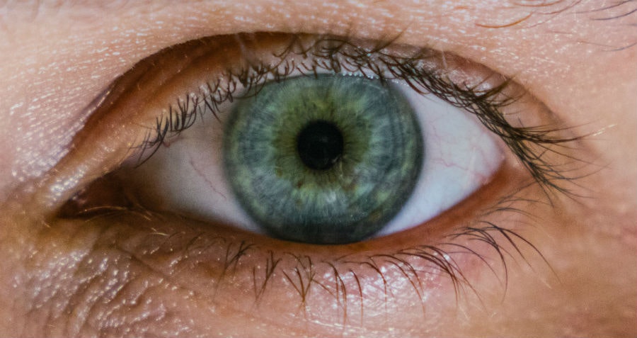 Hombre diagnosticado con sífilis en los ojos