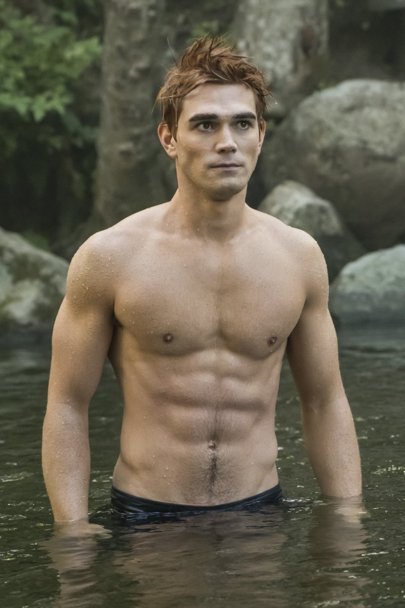 KJ Apa desnudo en Riverdale