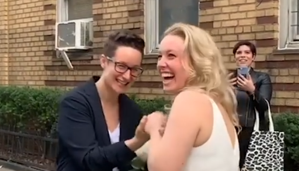 Se celebra boda lésbica en plena calle