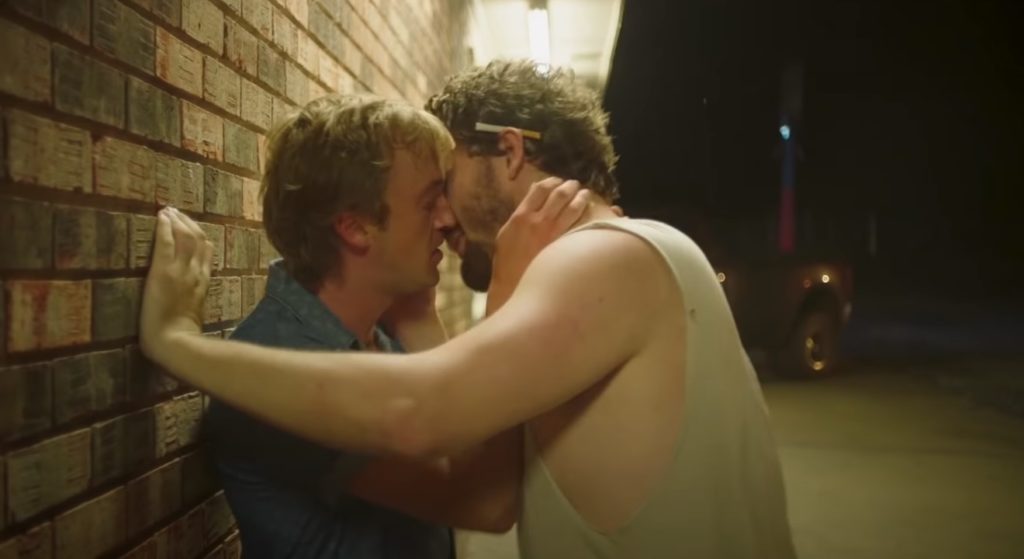 Tom Felton besa al hermano de Taylor Swift