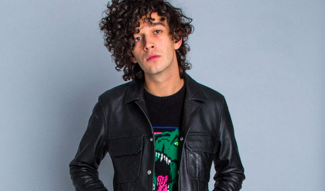 Matt Healy el beso en Dubai