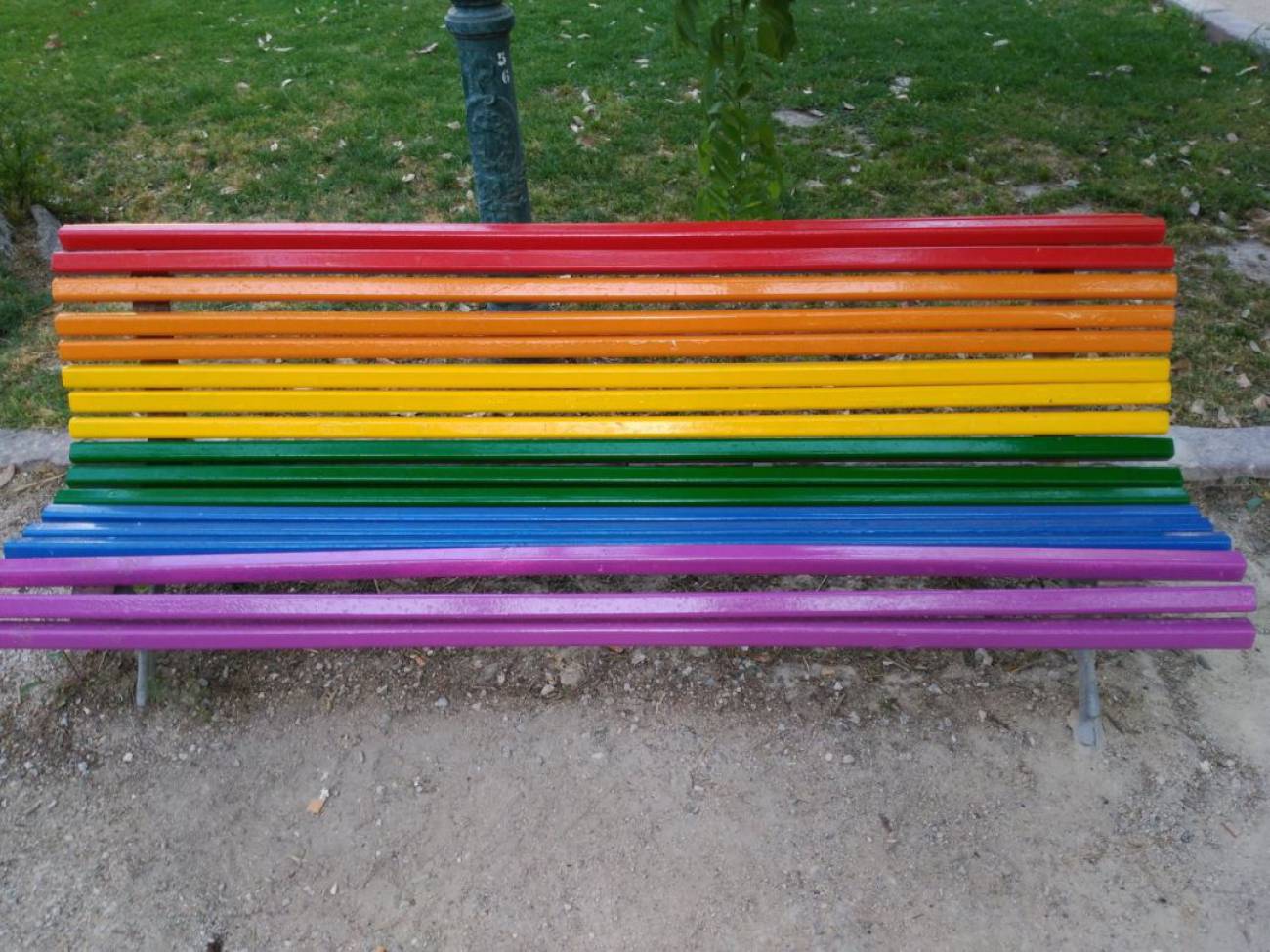 Valencia pinta sus bancos con la bandera del arcoíris