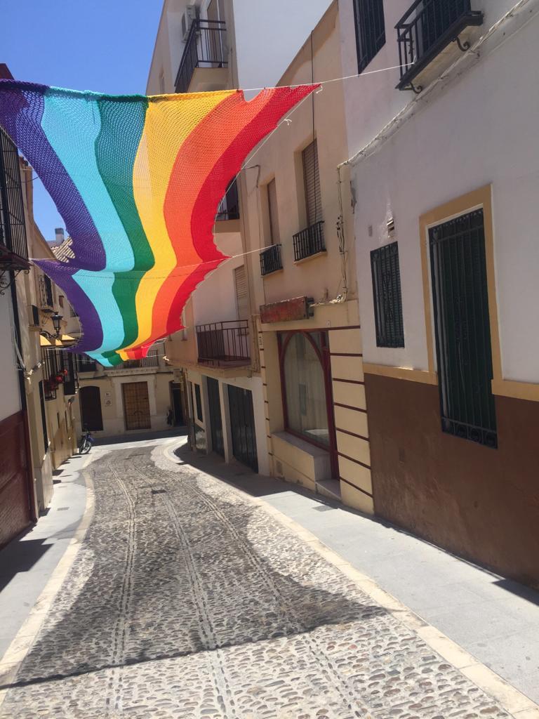 12 mujeres de Córdoba tejen una enorme Bandera LGBTI de ganchillo