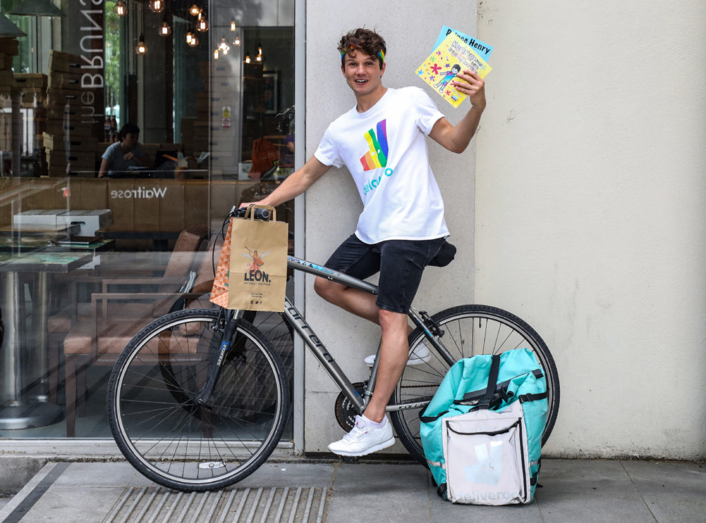 Olly Pike, el autor LGBT+, se ha unido con Deliveroo y LEON para el mes del Orgullo