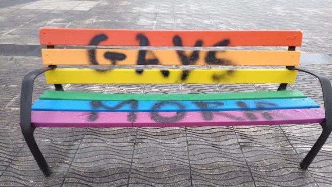 Los bancos arcoíris amanecen con pintadas amenazantes al colectivo