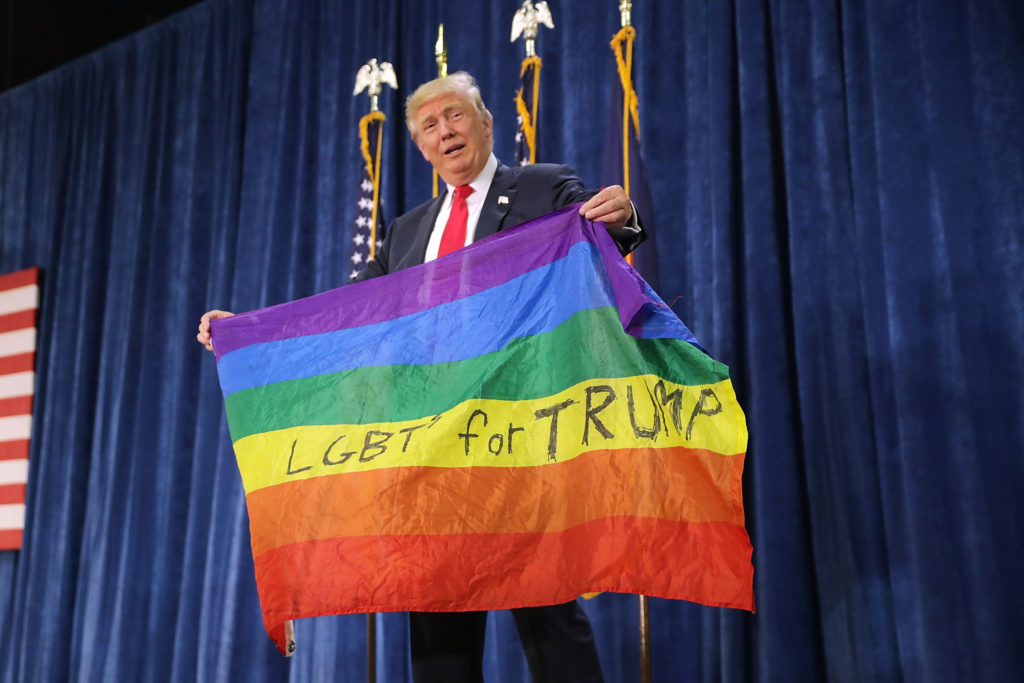Trump pide a la Corte Suprema que las parejas homosexuales no puedan adoptar