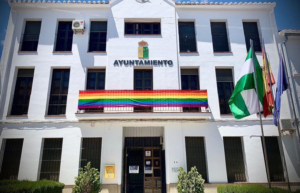 La policía obligó al alcalde malagueño quitar la bandera del Orgullo
