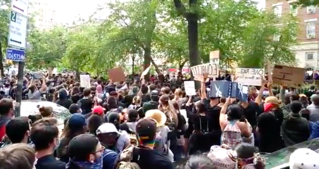 Manifestantes se unen en Stonewall Inn para el fin del asesinato de negros trans.