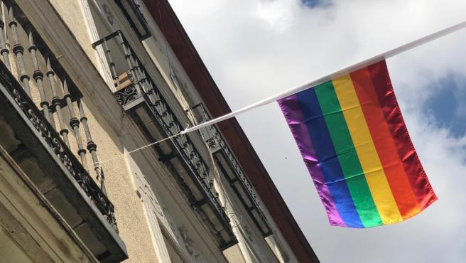 La bandera LGTBI ha sufrido un acto de violencia en Toledo